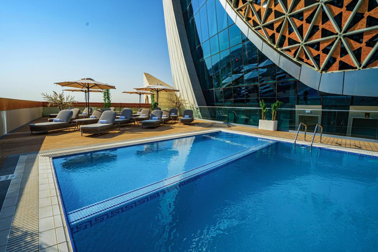 Velero Hotel Doha Lusail Eksteriør bilde The swimming pool at the hotel