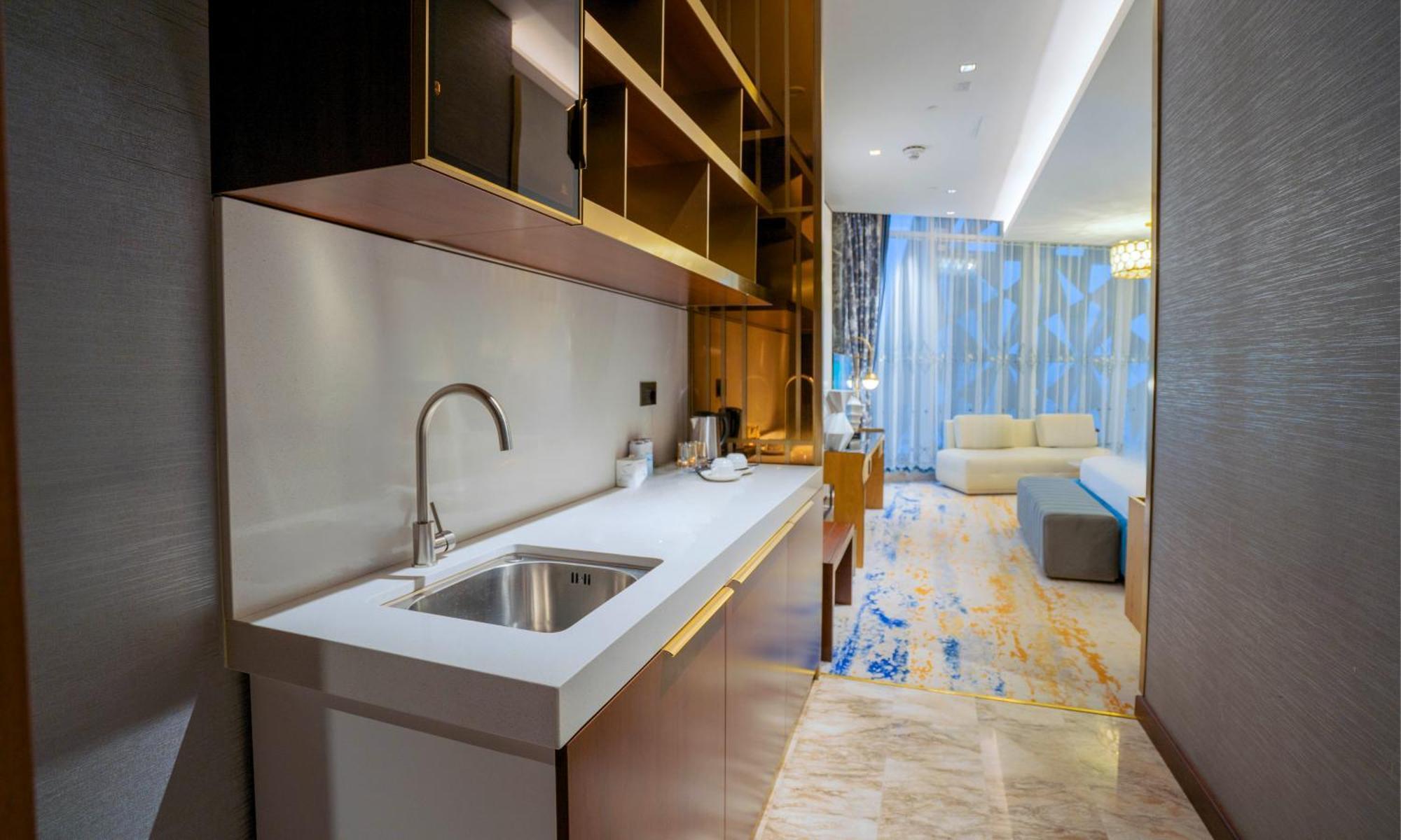 Velero Hotel Doha Lusail Eksteriør bilde A kitchen in a hotel suite