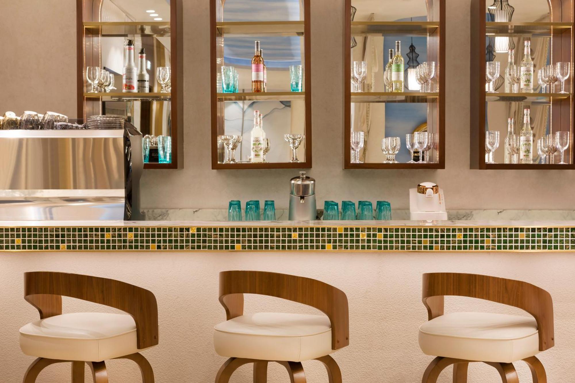 Velero Hotel Doha Lusail Eksteriør bilde The bar at the hotel