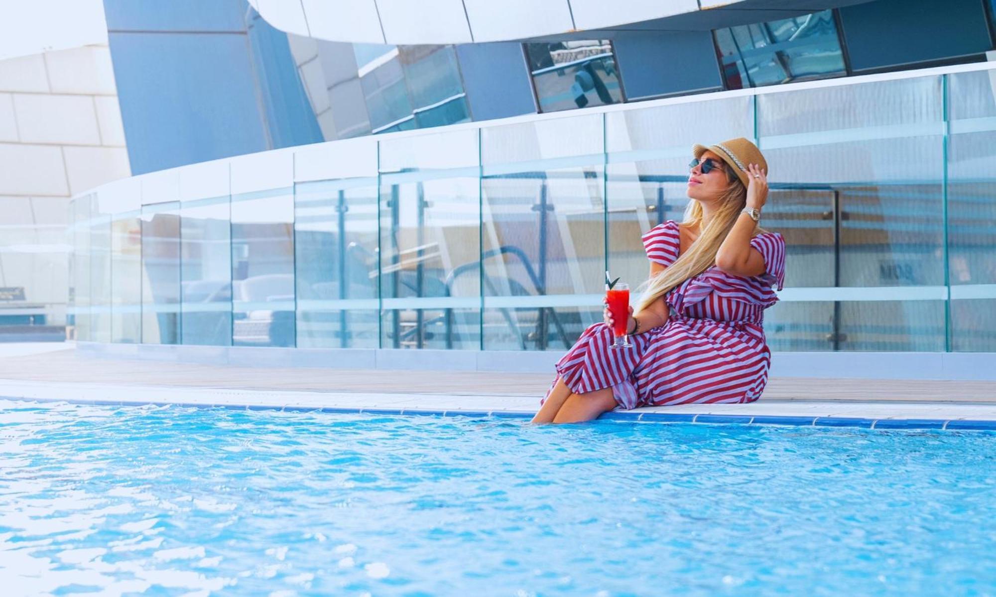 Velero Hotel Doha Lusail Eksteriør bilde A woman sunbathing