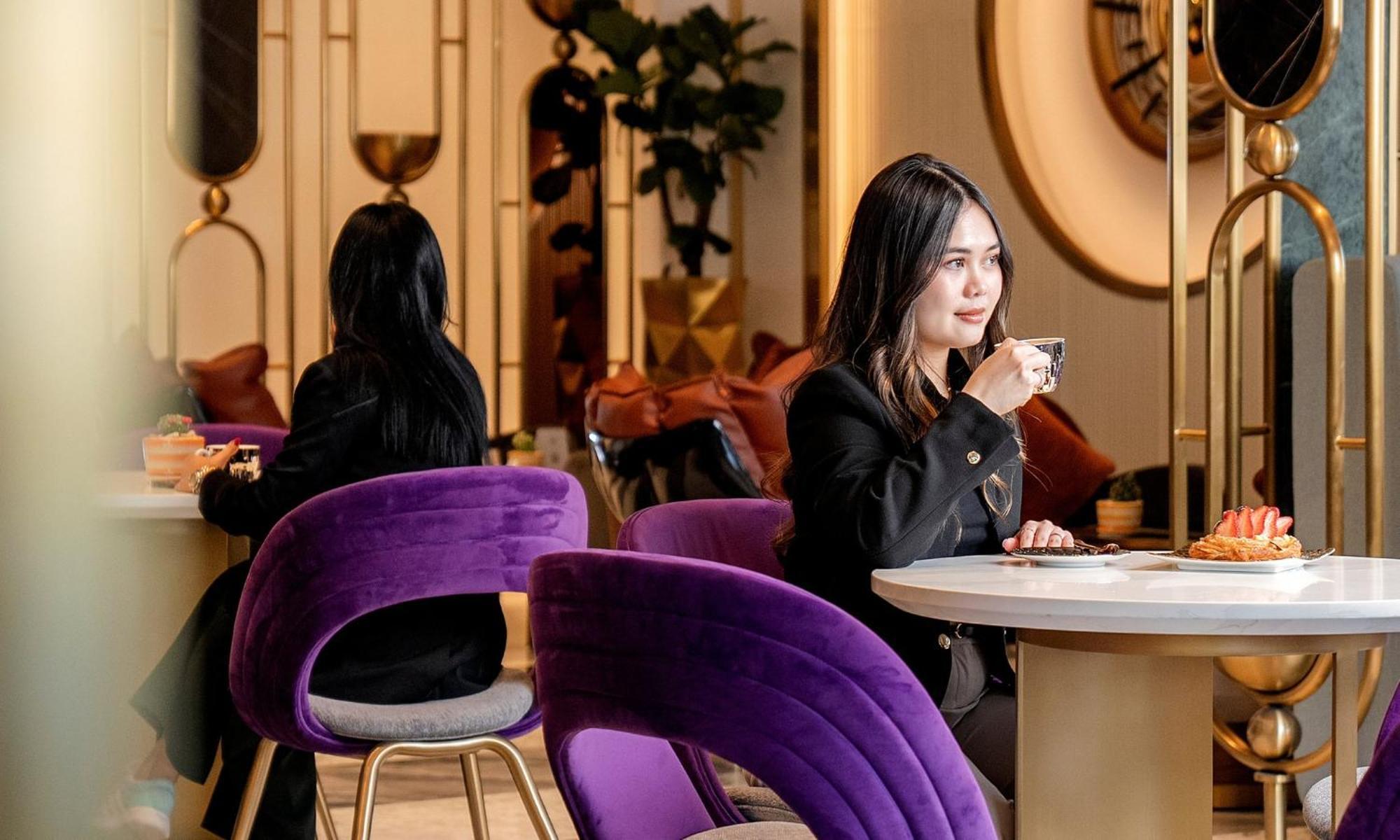 Velero Hotel Doha Lusail Eksteriør bilde A woman in a restaurant