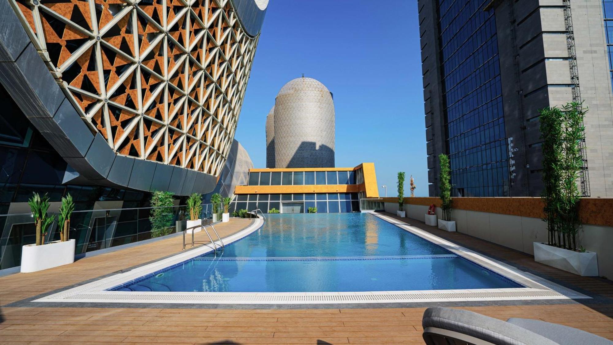 Velero Hotel Doha Lusail Eksteriør bilde The pool at the top of the hotel