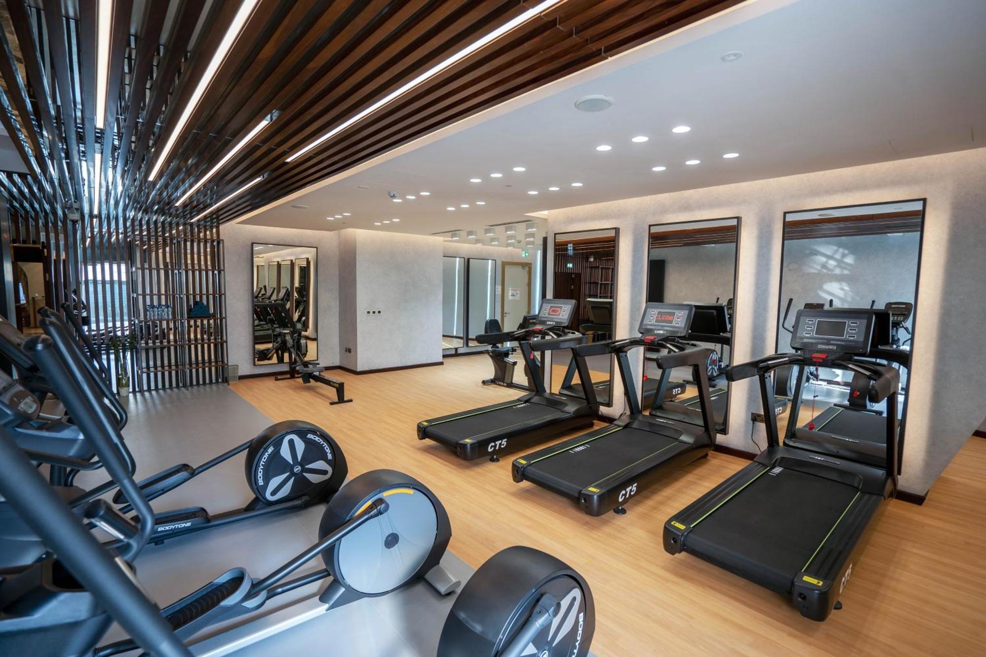 Velero Hotel Doha Lusail Eksteriør bilde The gym at the hotel